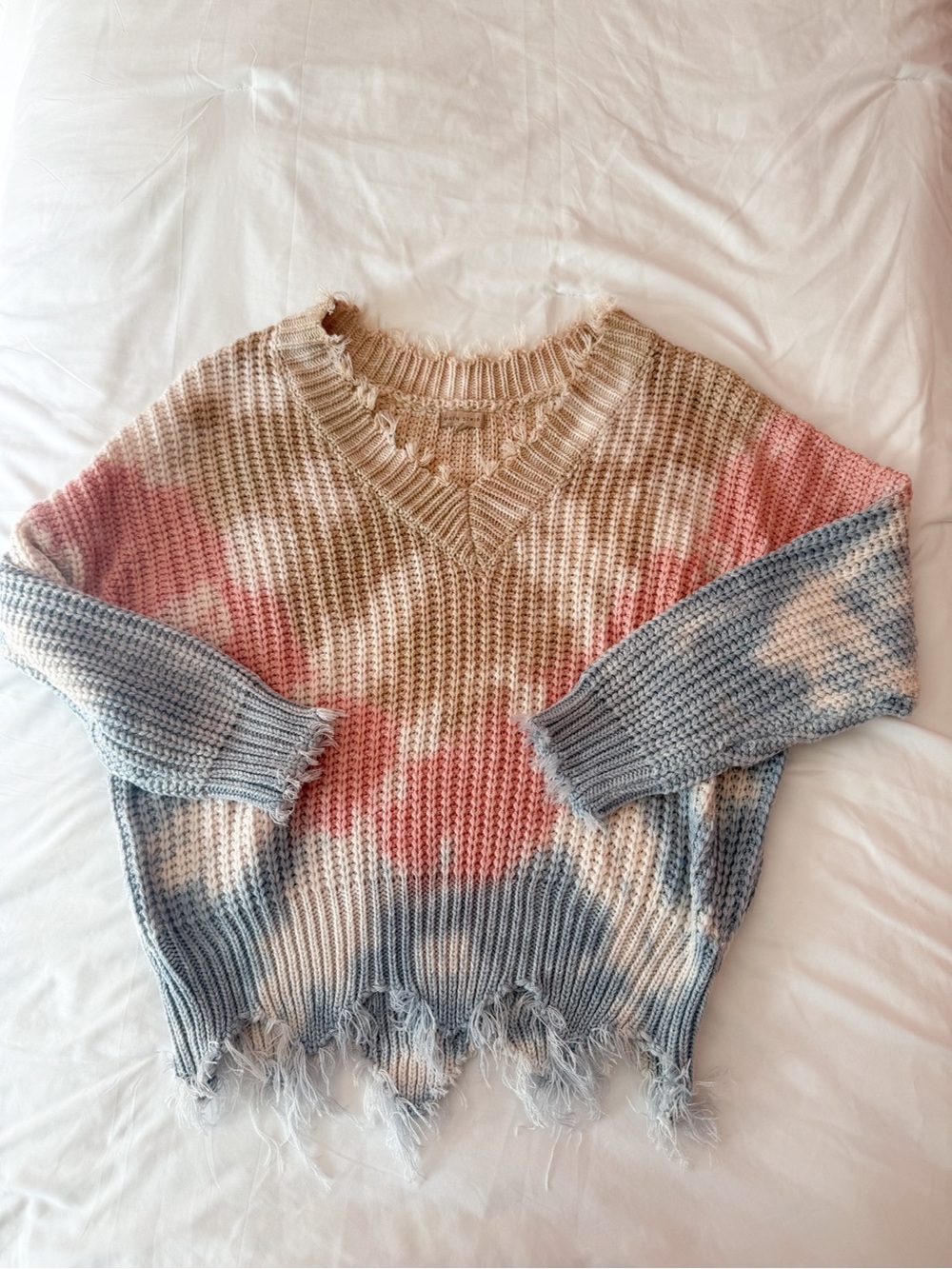 Main Strip Boutique Tan Blue And Pink Distressed V-Neck Sweater Size Small